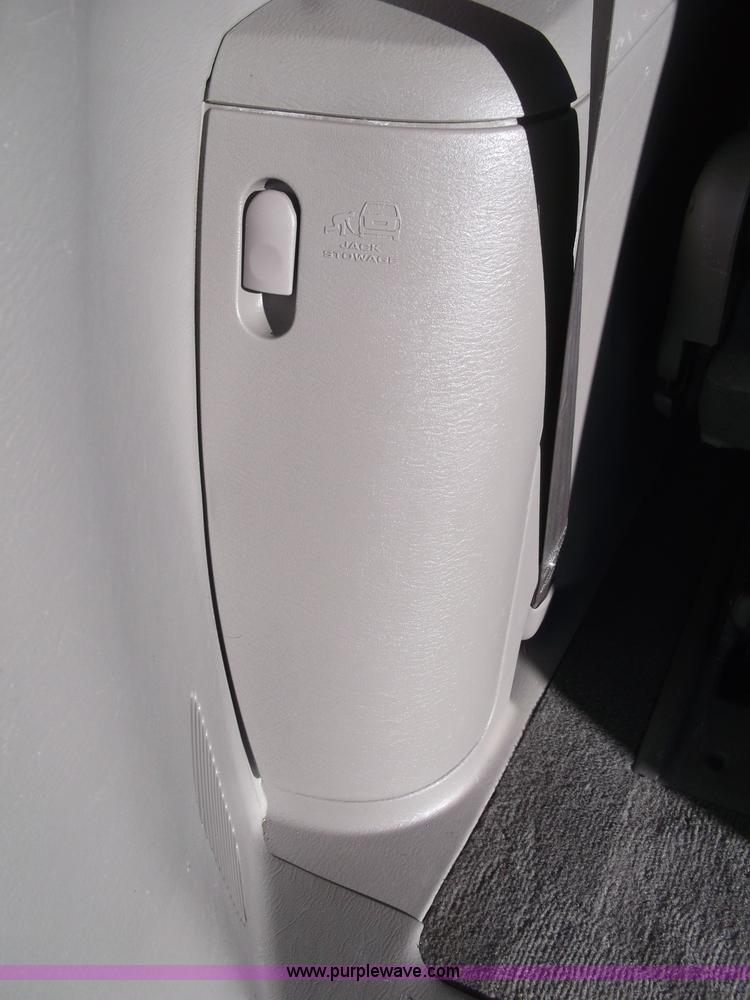 image for item B5069 2002 Chrysler Voyager LX mini van