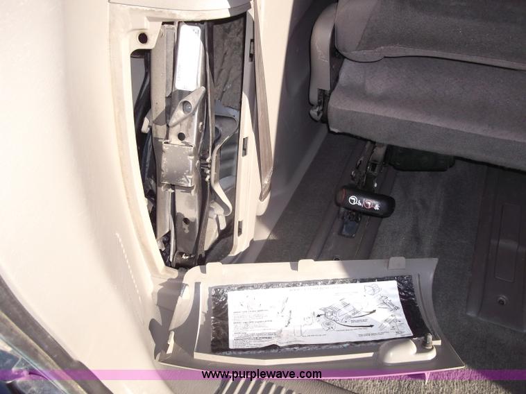 image for item B5069 2002 Chrysler Voyager LX mini van