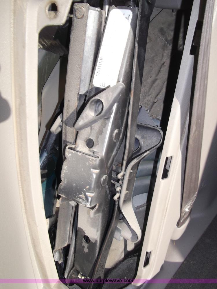 image for item B5069 2002 Chrysler Voyager LX mini van