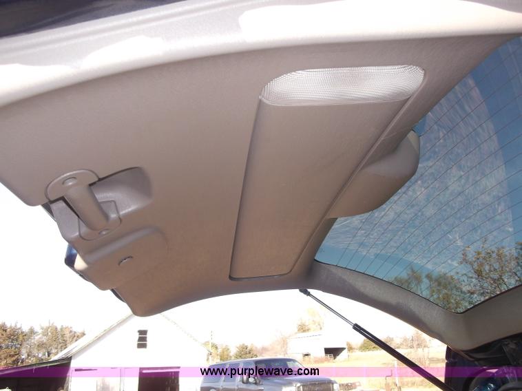 image for item B5069 2002 Chrysler Voyager LX mini van