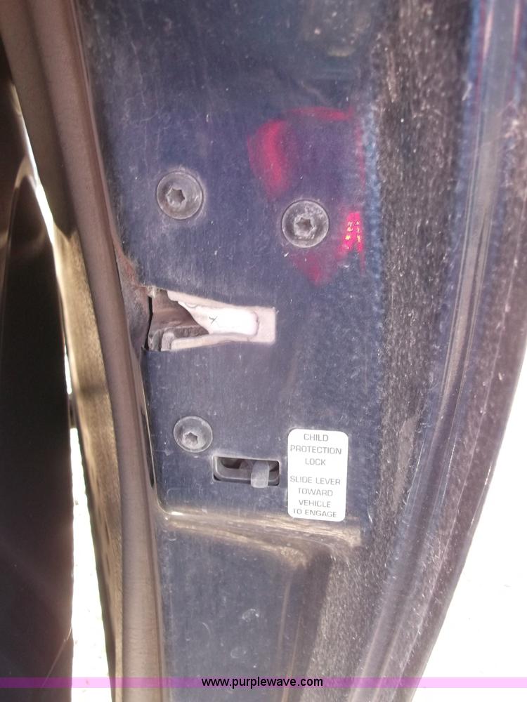 image for item B5069 2002 Chrysler Voyager LX mini van