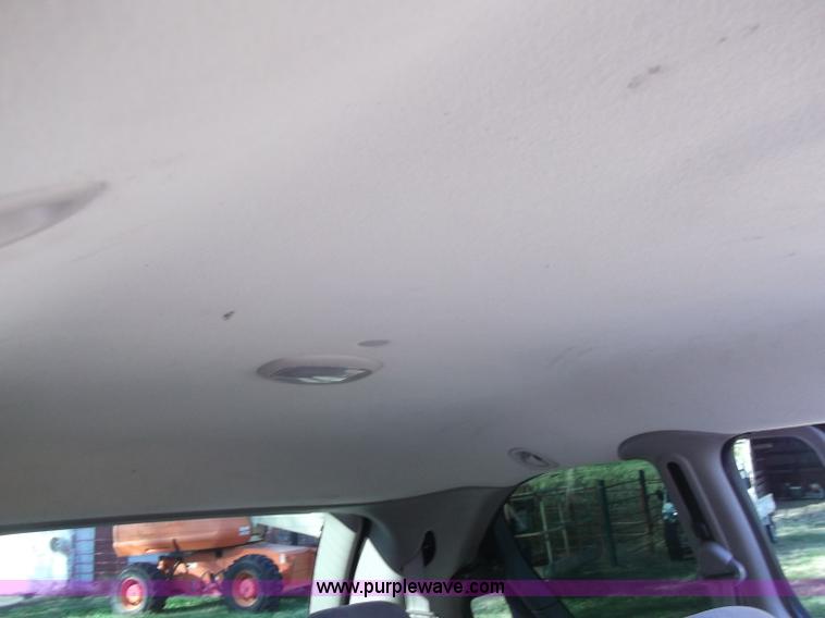 image for item B5069 2002 Chrysler Voyager LX mini van