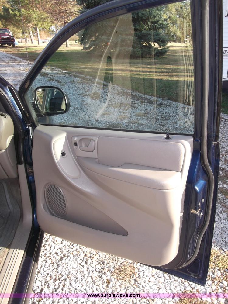 image for item B5069 2002 Chrysler Voyager LX mini van