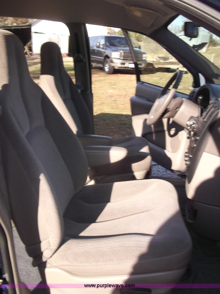 image for item B5069 2002 Chrysler Voyager LX mini van