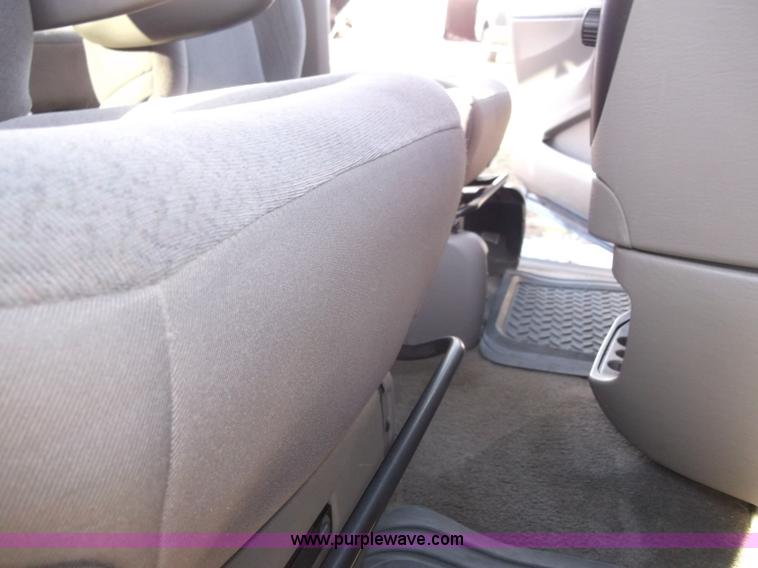 image for item B5069 2002 Chrysler Voyager LX mini van