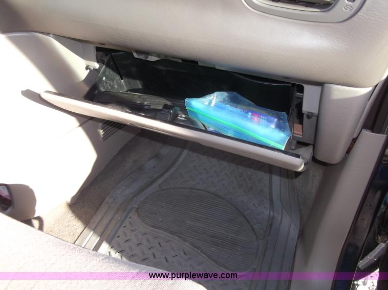 image for item B5069 2002 Chrysler Voyager LX mini van