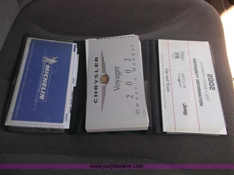 image for item B5069 2002 Chrysler Voyager LX mini van
