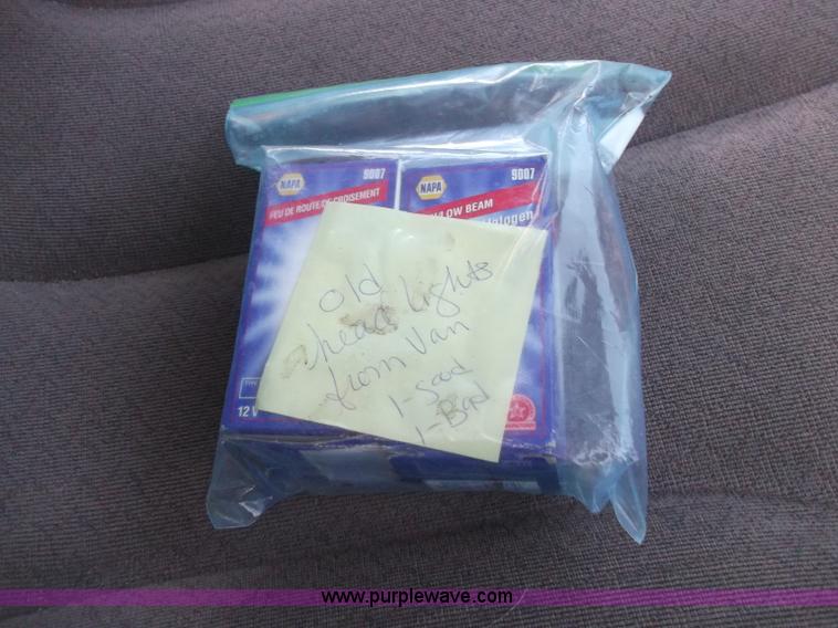 image for item B5069 2002 Chrysler Voyager LX mini van