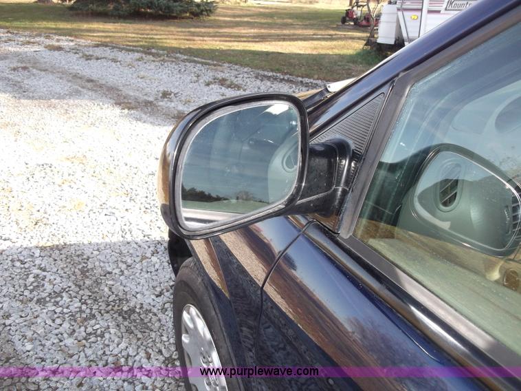 image for item B5069 2002 Chrysler Voyager LX mini van