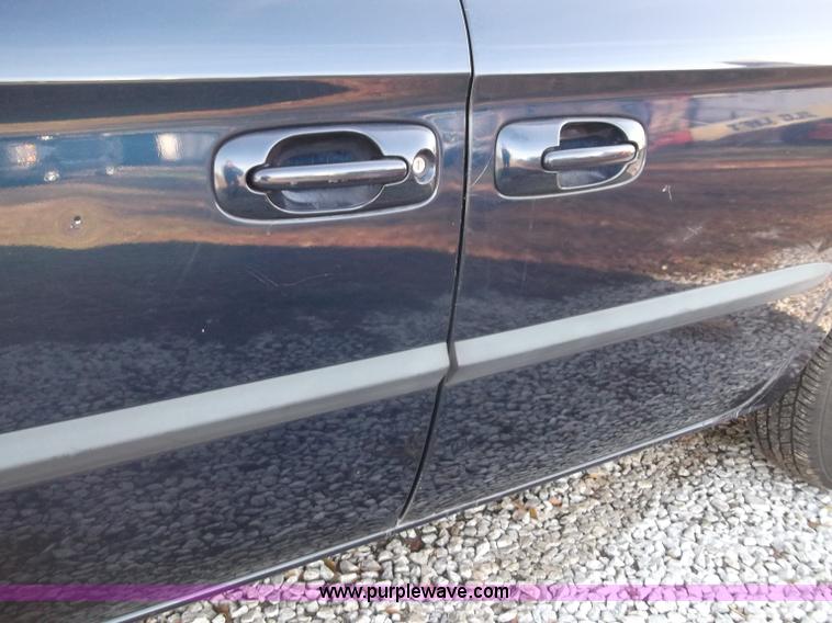 image for item B5069 2002 Chrysler Voyager LX mini van