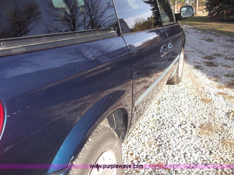 image for item B5069 2002 Chrysler Voyager LX mini van