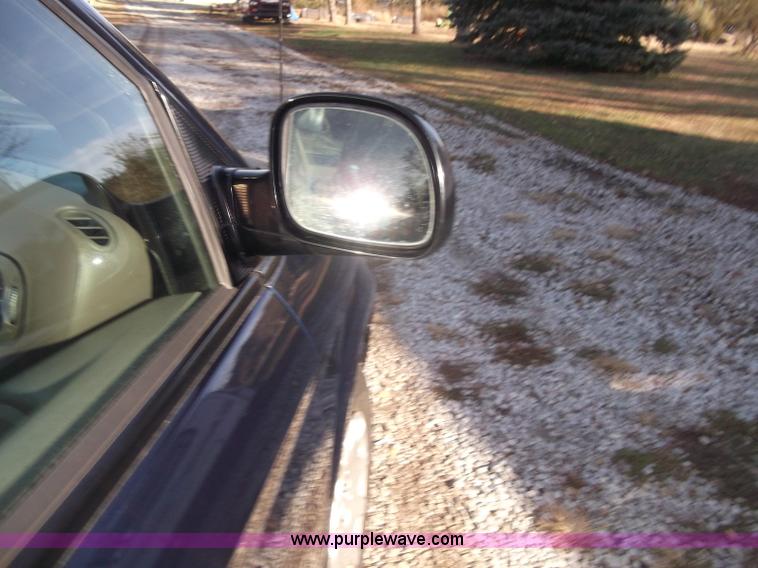 image for item B5069 2002 Chrysler Voyager LX mini van