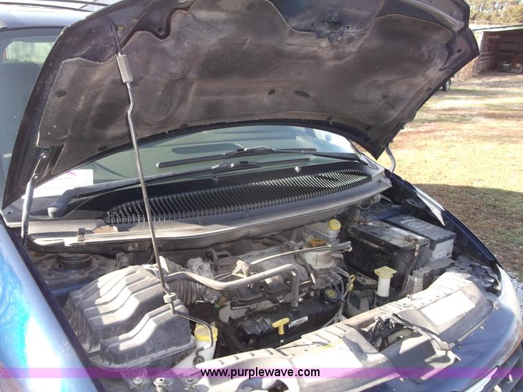 image for item B5069 2002 Chrysler Voyager LX mini van