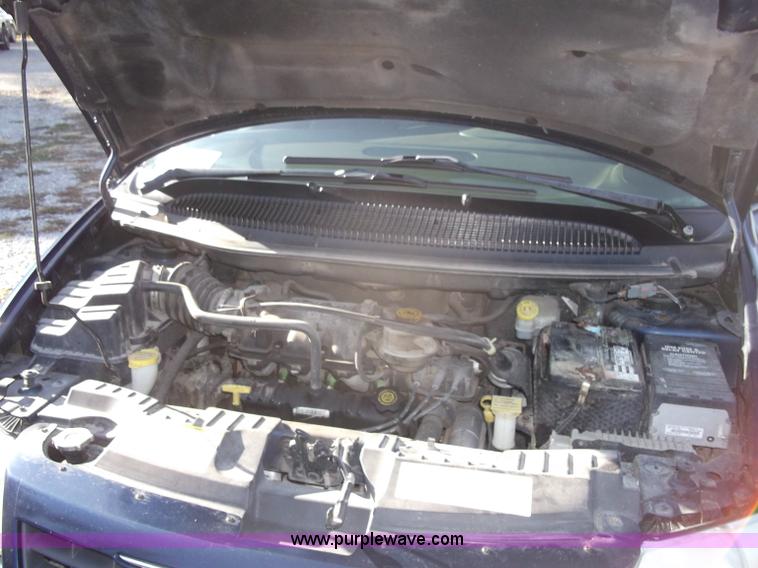 image for item B5069 2002 Chrysler Voyager LX mini van