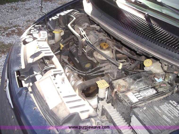 image for item B5069 2002 Chrysler Voyager LX mini van
