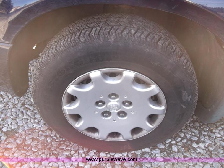 image for item B5069 2002 Chrysler Voyager LX mini van