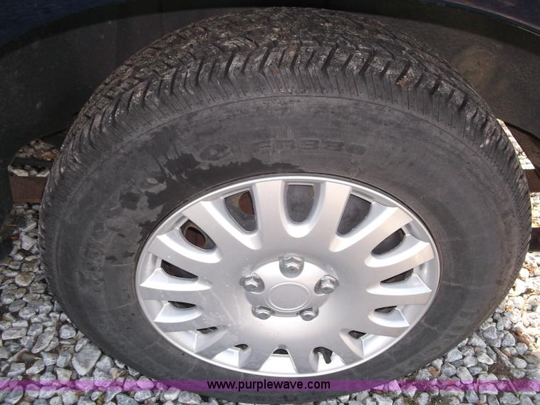 image for item B5069 2002 Chrysler Voyager LX mini van