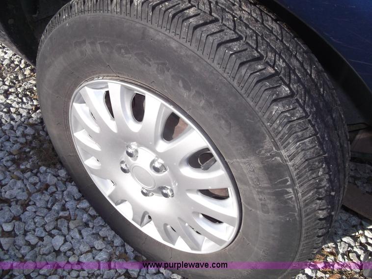 image for item B5069 2002 Chrysler Voyager LX mini van