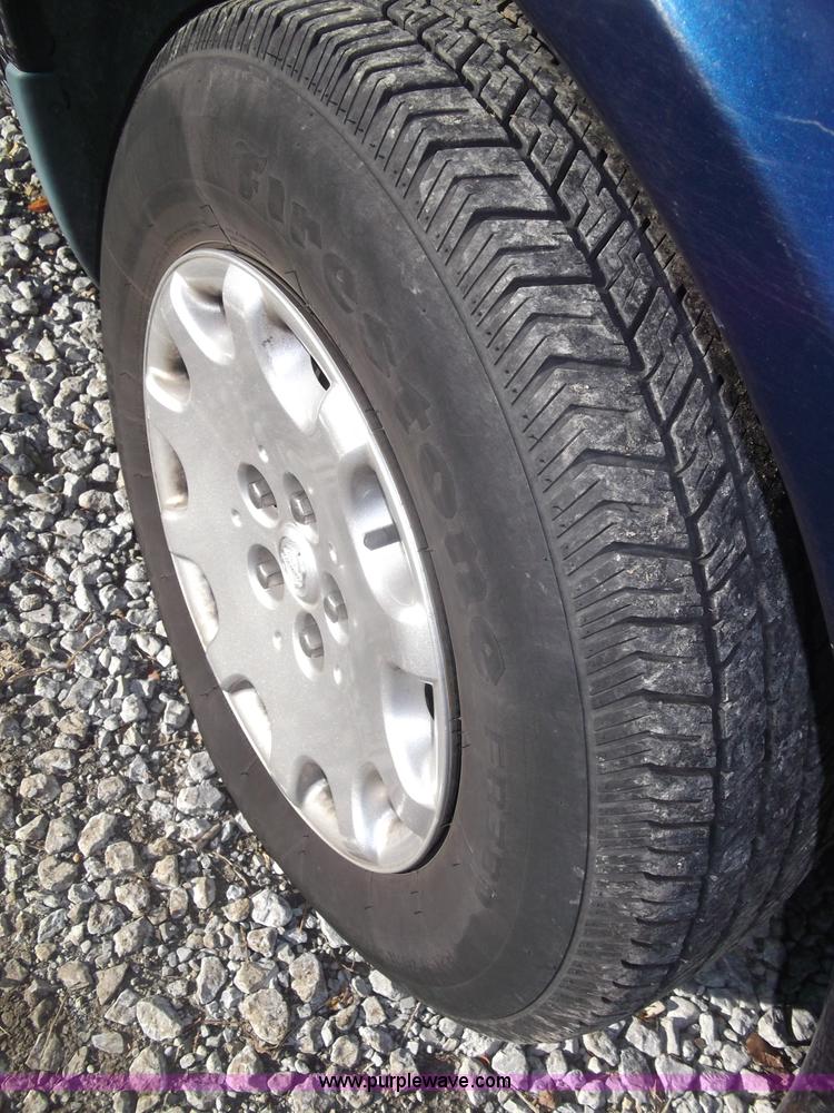 image for item B5069 2002 Chrysler Voyager LX mini van