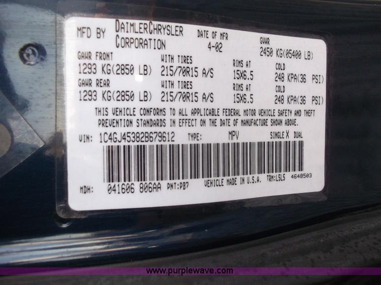 image for item B5069 2002 Chrysler Voyager LX mini van