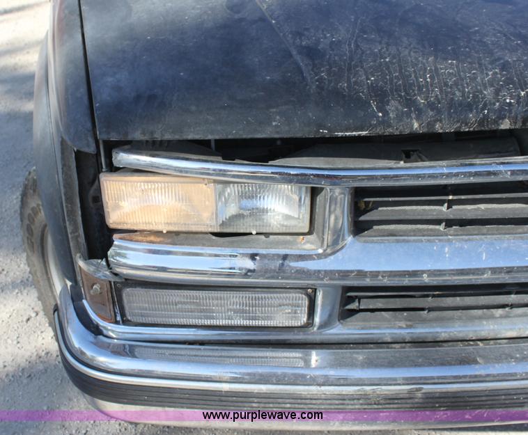 image for item B8617 2000 Chevrolet K3500LS  pickup truck