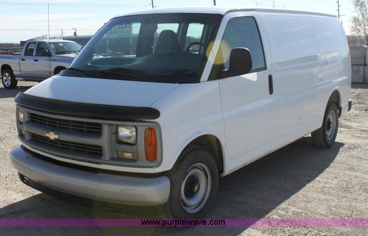image for item B8661 2001 Chevrolet Express G2500 cargo van