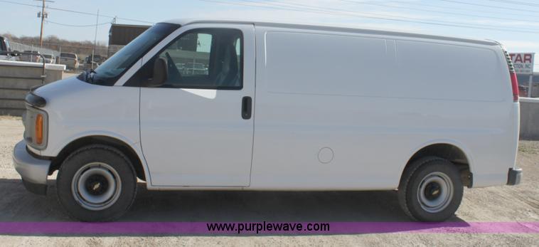 image for item B8661 2001 Chevrolet Express G2500 cargo van