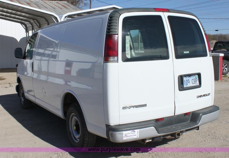 image for item B8661 2001 Chevrolet Express G2500 cargo van