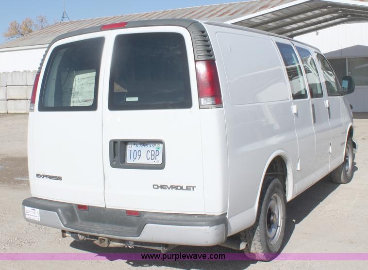 image for item B8661 2001 Chevrolet Express G2500 cargo van
