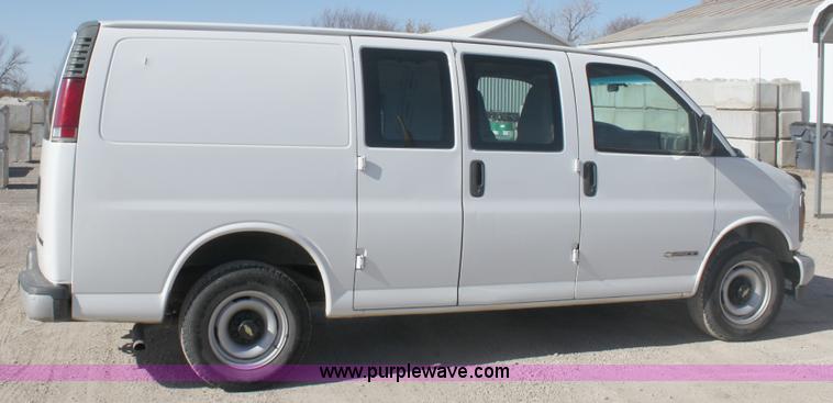 image for item B8661 2001 Chevrolet Express G2500 cargo van