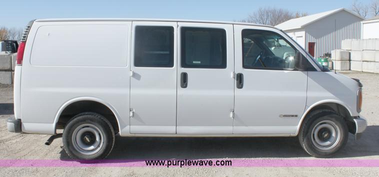 image for item B8661 2001 Chevrolet Express G2500 cargo van