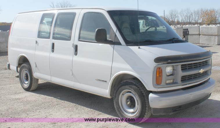 image for item B8661 2001 Chevrolet Express G2500 cargo van