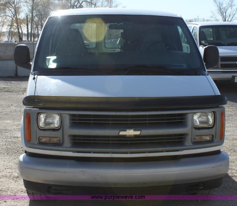 image for item B8661 2001 Chevrolet Express G2500 cargo van