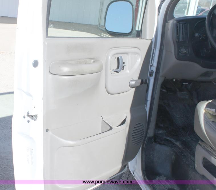 image for item B8661 2001 Chevrolet Express G2500 cargo van