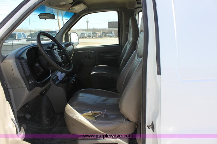 image for item B8661 2001 Chevrolet Express G2500 cargo van