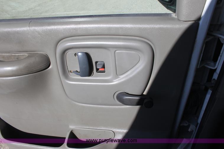 image for item B8661 2001 Chevrolet Express G2500 cargo van