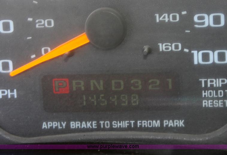 image for item B8661 2001 Chevrolet Express G2500 cargo van