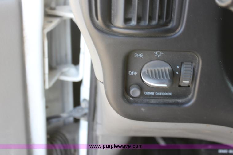 image for item B8661 2001 Chevrolet Express G2500 cargo van