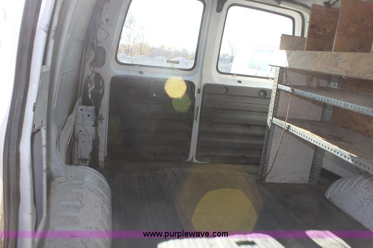 image for item B8661 2001 Chevrolet Express G2500 cargo van
