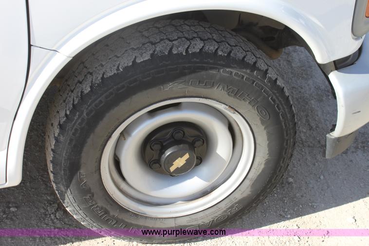 image for item B8661 2001 Chevrolet Express G2500 cargo van