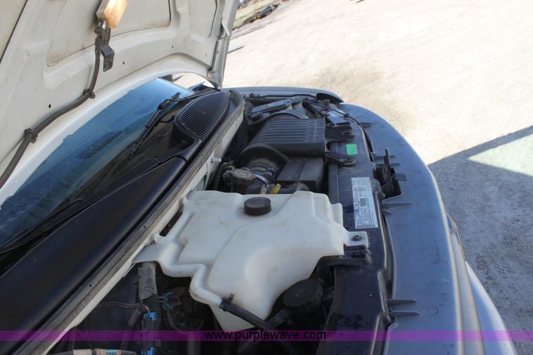 image for item B8661 2001 Chevrolet Express G2500 cargo van