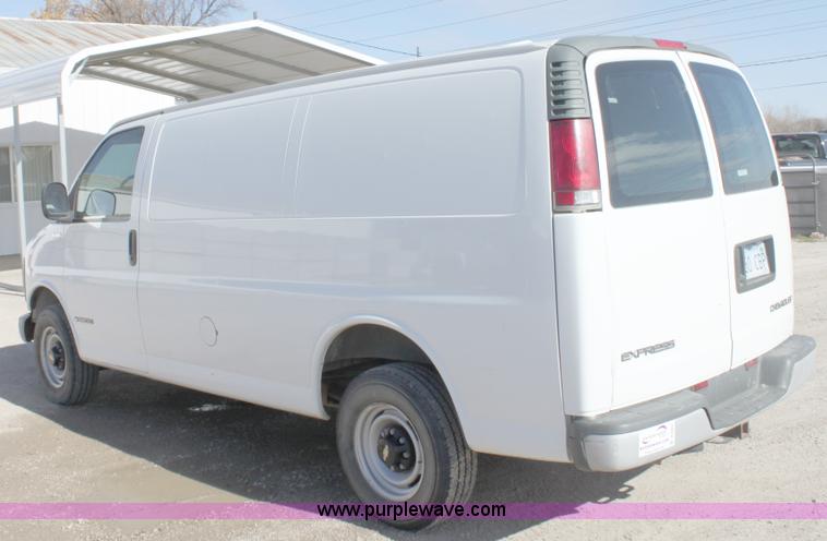image for item B8662 1999 Chevrolet Express G2500 cargo van
