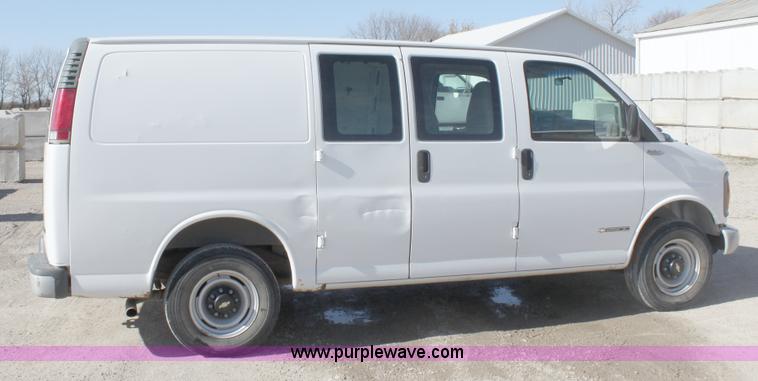 image for item B8662 1999 Chevrolet Express G2500 cargo van
