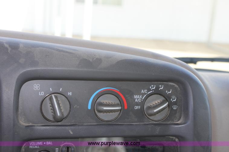 image for item B8662 1999 Chevrolet Express G2500 cargo van