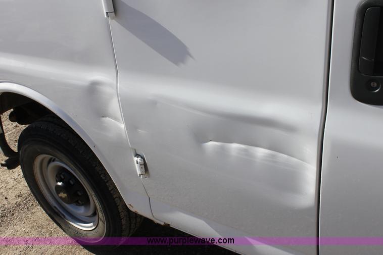 image for item B8662 1999 Chevrolet Express G2500 cargo van
