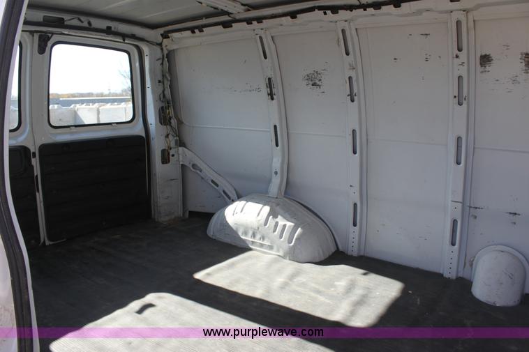 image for item B8662 1999 Chevrolet Express G2500 cargo van
