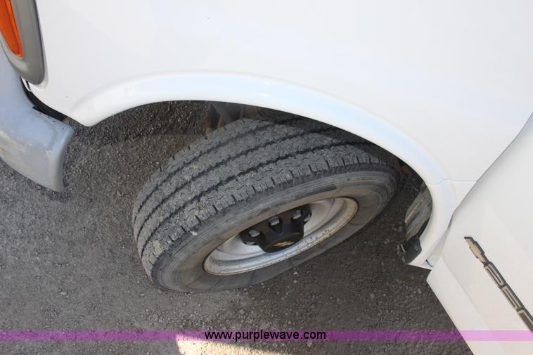 image for item B8662 1999 Chevrolet Express G2500 cargo van