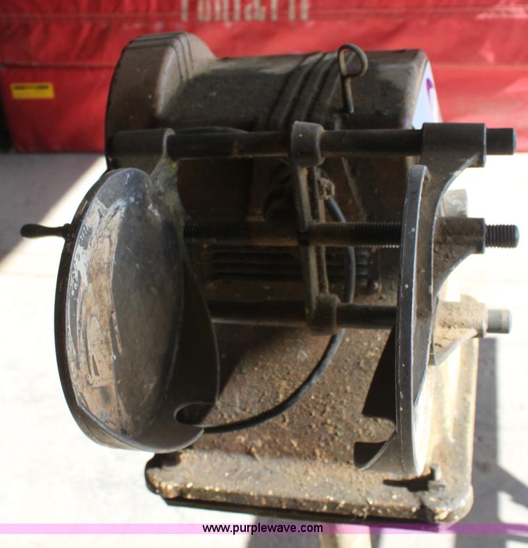 image for item B8670 Red Devil paint shaker