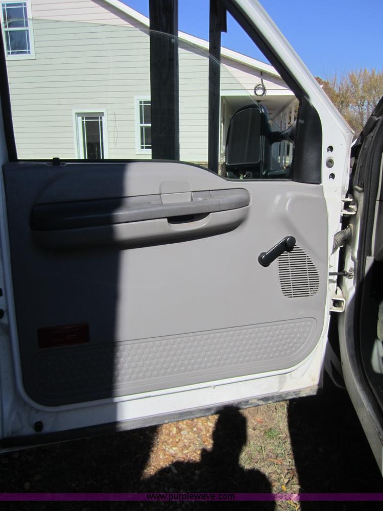 image for item C5198 2001 Ford F450 XL Super Duty truck cab and chassis