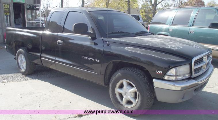 image for item C5731 1998 Dodge Dakota SLT club cab pickup truck
